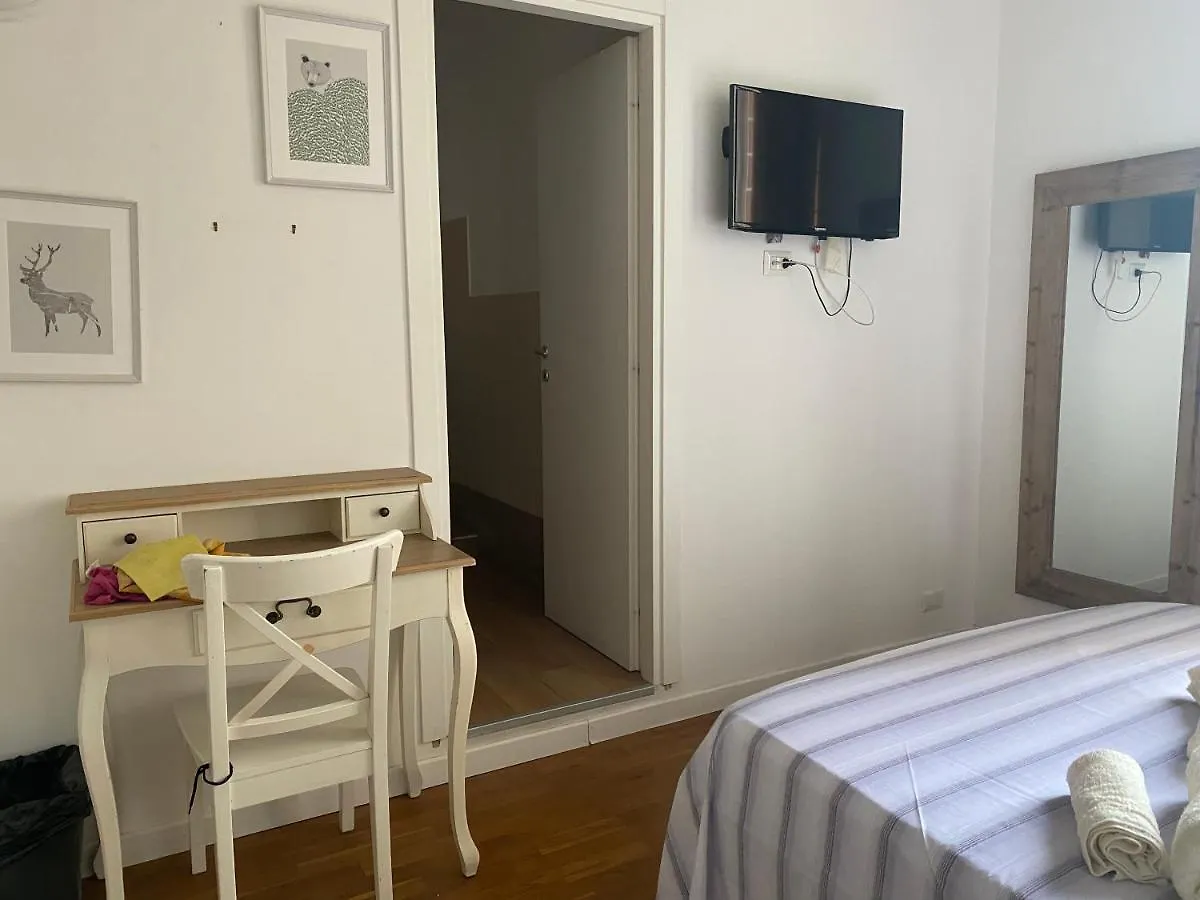 Guest house La Rosa Di Roma 3 In Heart Of Rome In San Giovanni Italy